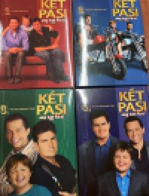 Két pasi meg egy kicsi - 1-4.évad (16 DVD) *Antikvár - Kiváló állapotú*